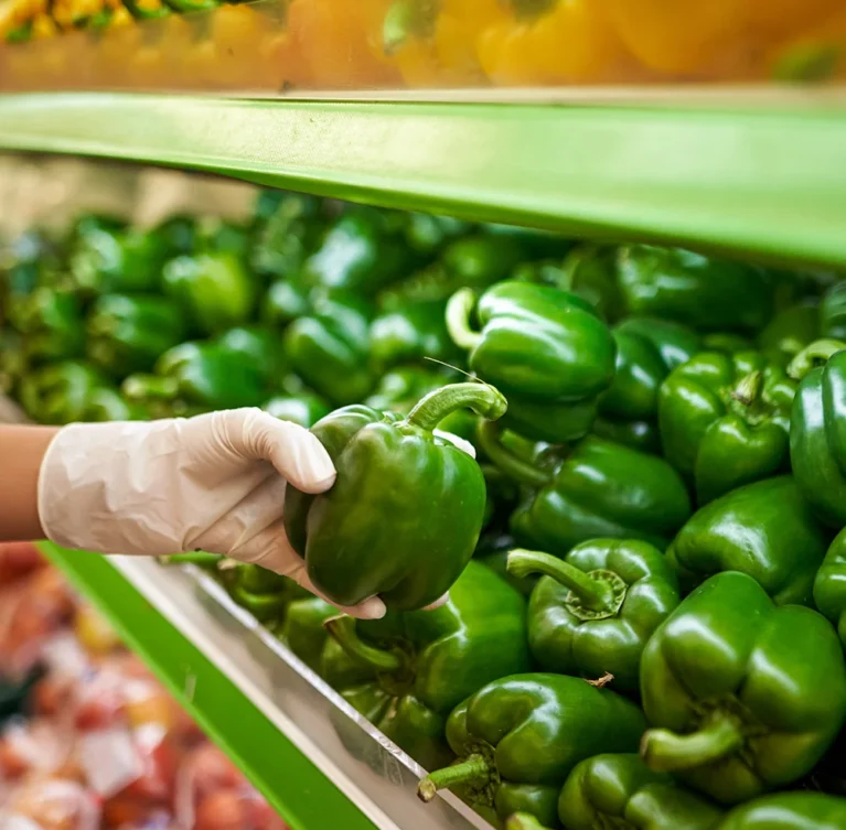 Notre hibiscus se distingue par ses fleurs rouges et blanches, sélectionnées pour leur qualité supérieure et leur richesse en arômes naturels.